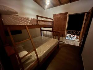 2 Etagenbetten in einem Zimmer mit Fenster in der Unterkunft Cabaña El Cangrejo Azul - Blue Crab House in San Onofre
