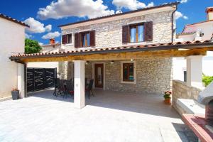 Budova, kde se prázdninový dům nachází + 14 fotografií