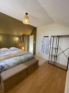 Schlafzimmer mit einem Bett und einer Glastür in der Unterkunft Aux Alcôves du Spa in La Rothière