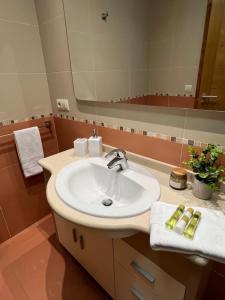 un baño con lavabo y espejo en Trébol junto a playa Silgar, en Sanxenxo 12 fotos más