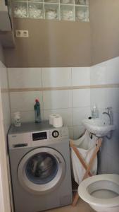 La salle de bains est pourvue d'un lave-linge et de toilettes. dans l'établissement Antique appartement au centre d'Andenne, à Andenne