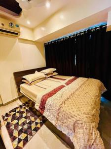a bedroom with a bed with a checkered floor at sea view apartment in Juhu in Mumbai