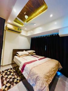 een slaapkamer met een bed en een plafond bij sea view apartment in Juhu in Mumbai