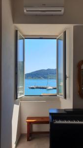 a window with a view of a boat in the water at Cà dela Fanteleta in Portovenere