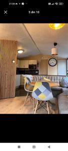 een keuken en een woonkamer met een tafel en stoelen bij Bungalow WILLERBY in Maasmechelen