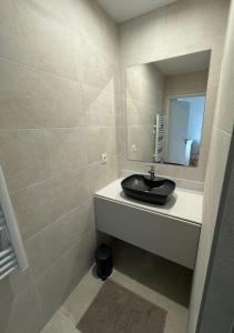 Fotografie z fotogalerie ubytování Chambre Privée climatisée avec Salle de bain privée - La Mer v destinaci Genay
