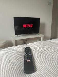 TV a/nebo společenská místnost v ubytování Chambre Privée climatisée avec Salle de bain privée - La Mer