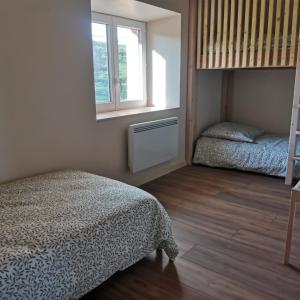 Postel nebo postele na pokoji v ubytování Gite L'estive du Clozel Le Salers