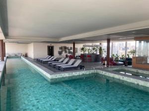 a pool in a hotel with chairs and a swimming pool at For You Moema 302 Studio da Andrea in São Paulo