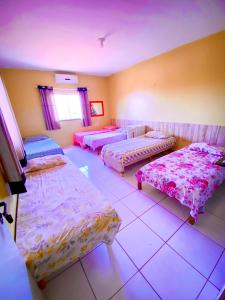 Habitación con 4 camas en una habitación en Pousada Tianguá - Top Demais en Tianguá