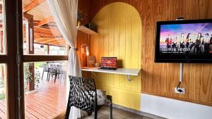 a room with a tv on a wall at keca home Misiones, pileta, patio y Posadas a 20 minutos in Candelaria