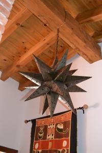 una lámpara de araña de estrellas colgando de un techo de madera en Cortijo los Bataneros, en Segura de la Sierra