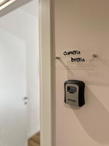 einen Wecker an der Tür eines Badezimmers in der Unterkunft Camera Brera Difronte San Siro in Mailand