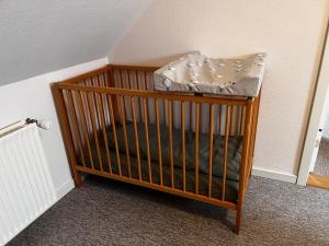 a crib in the corner of a room at The Annex @ Bloksgaard in Hirtshals