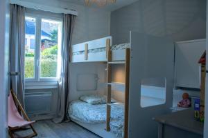 1 Schlafzimmer mit 2 Etagenbetten und einem Fenster in der Unterkunft Ar Mervent/Plage à pieds in Crozon