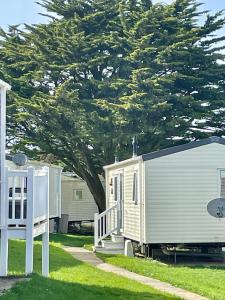 una casa móvil estacionada junto a un árbol en Newquay Bay Resort Sandy Toes - Hosting up to 6 en Newquay