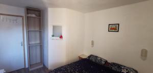 A & H Rooms + WIFI في نيس: غرفة نوم مع سرير ورف كتاب