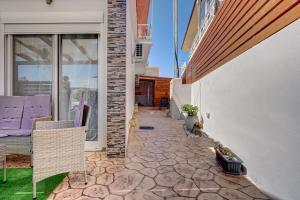 balcón con patio con mesa y sillas en Sea & Joy House en Ialyssos