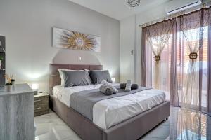 un dormitorio con una cama con dos animales de peluche en Sea & Joy House en Ialyssos