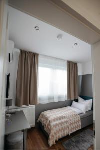 Un dormitorio con una cama y un espejo grande. en HoltRock, en Oberhausen