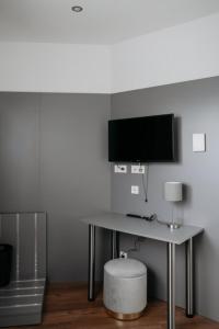 una scrivania con monitor e uno sgabello in una stanza di HoltRock a Oberhausen