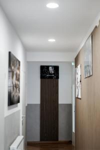 a hallway with a door with a picture on the wall at HoltRock in Oberhausen