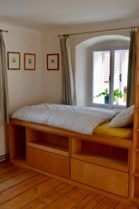 Postel nebo postele na pokoji v ubytování Karlštejn 34