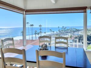 een eetkamer met uitzicht op de oceaan bij Panoramic Ocean View Cottage Unit #4 in San Clemente
