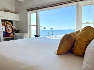 een slaapkamer met een bed en uitzicht op de oceaan bij Panoramic Ocean View Cottage Unit #4 in San Clemente
