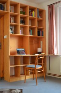 Knihovna v apartmánu