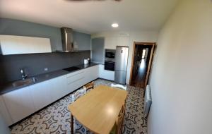 A kitchen or kitchenette at Apartamento Casa A Braña