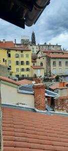 - une vue sur la ville depuis le toit d'un bâtiment dans l'établissement Bienvenue chez vous, au Puy-en-Velay