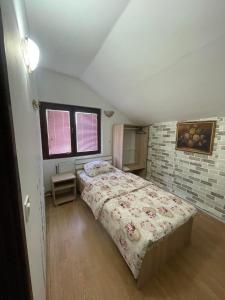 een slaapkamer met een groot bed in een kamer bij Marko Konak in Niš