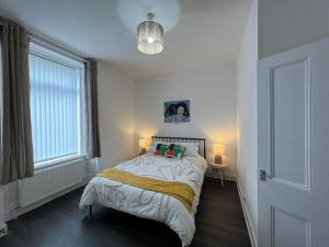 Postel nebo postele na pokoji v ubytování Perfect Ardrossan 1-bed flat. 5 min to north beach.