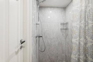 La salle de bains est pourvue d'une douche avec rideau de douche. dans l'établissement City Center Loft2 Apartment, à Tallinn