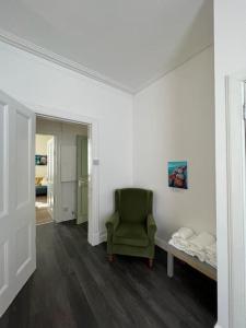Posezení v ubytování Perfect Ardrossan 1-bed flat. 5 min to north beach.