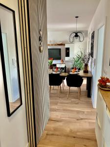 a kitchen and dining room with a table and a dining room at Apartman Vita in Bjelovar