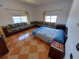 un soggiorno con un letto e un divano di Vintage Palace a Ksar es-Seghir