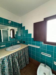 y baño con lavabo y aseo. en Sciaraqa, en Mazara del Vallo