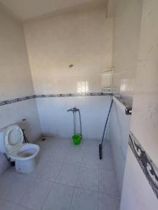 bagno con servizi igienici e secchio verde di Vintage Palace a Ksar es-Seghir Altre 12 foto