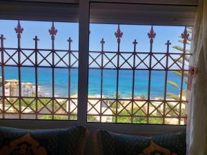 una finestra con vista sull'oceano di Vintage Palace a Ksar es-Seghir