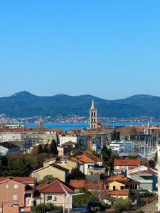 widok na miasto z kościołem i budynkami w obiekcie Sea Breeze Apartment w mieście Zadar