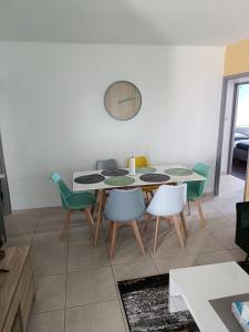 a dining room with a table and chairs at Centre, appartement 6 voyageurs in Montluçon +10 photos