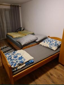 two twin beds in a room with a window at Wczasy przy Młyńskiej 18 in Sarbinowo