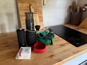 eine Küchentheke mit einer Kaffeemaschine und einer Tasse in der Unterkunft MECHový domeček pod Bobíkem in Volary