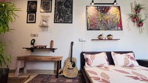 Postel nebo postele na pokoji v ubytování Anavrin Art House