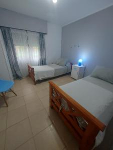 瓜萊瓜伊丘的住宿－Casa con piscina de uso exclusivo，一间设有两张床和一张桌子的房间