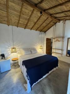 - une chambre avec un grand lit et deux lumières dans l'établissement Villa Joá - Suites, à Trancoso