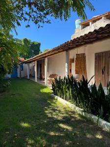une maison avec une cour devant dans l'établissement Villa Joá - Suites, à Trancoso