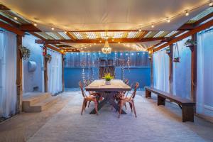 a table and chairs in a room with blue walls at Angel&Rose Universal Hollywood Heated Pool House King Bed in Los Angeles
